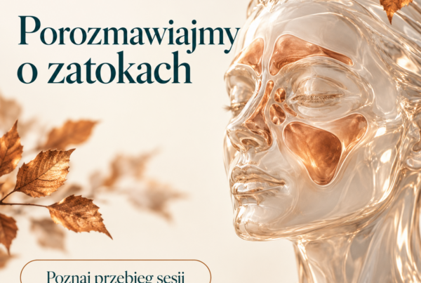 szklany model głowy z zaznaczonymi zatokami, jesienne liście i napis „Porozmawiajmy o zatokach”.